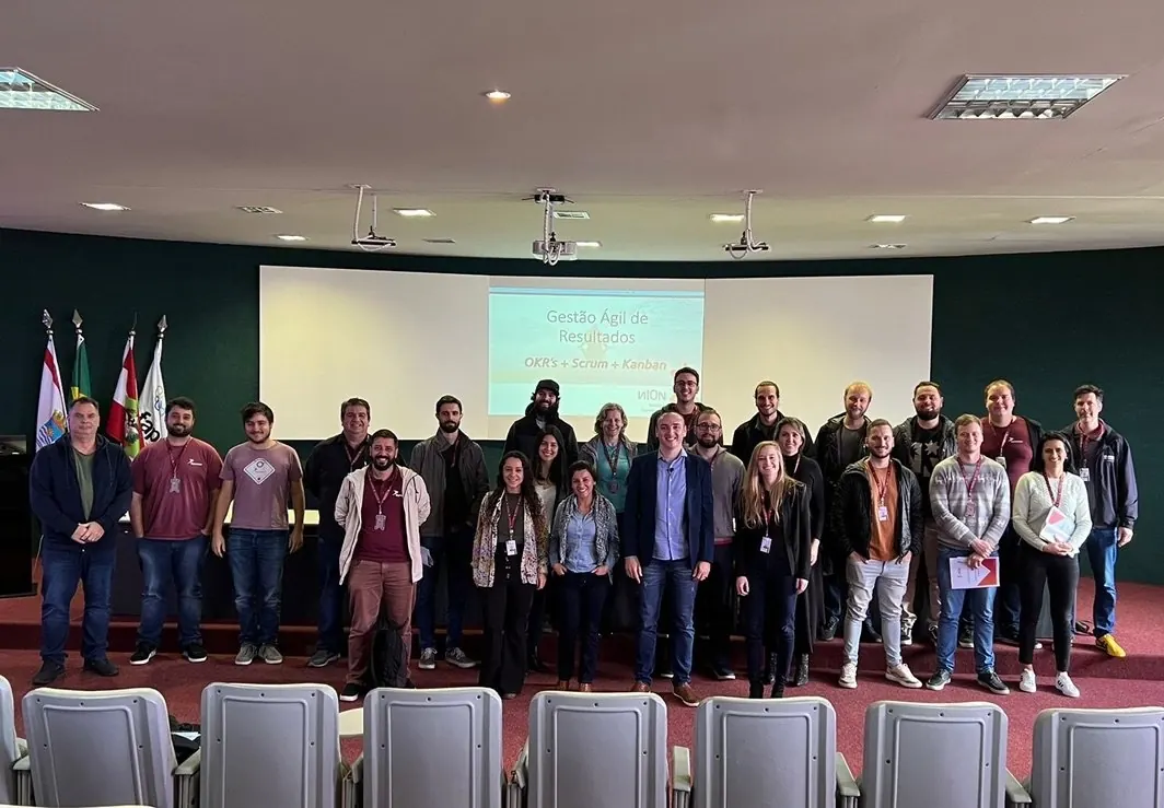 Turma reunida em auditório após treinamento de Gestão Ágil de Resultados