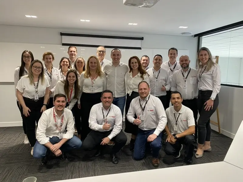 Equipe de empresa cliente reunida após treinamento