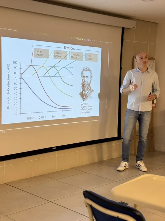 Edson André conduzindo um treinamento